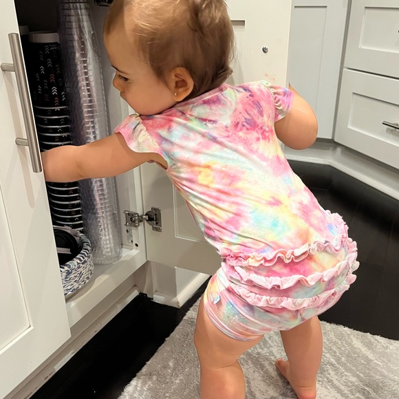 NWT Posh Peanut tye dye romper 12-18 months - Picture 4 of 4